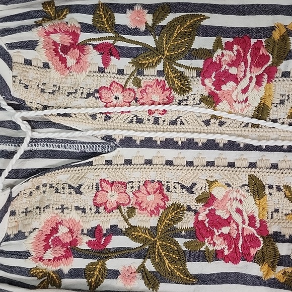 Andre By Unit Embroidered Top NWOT - Picture 6 of 8